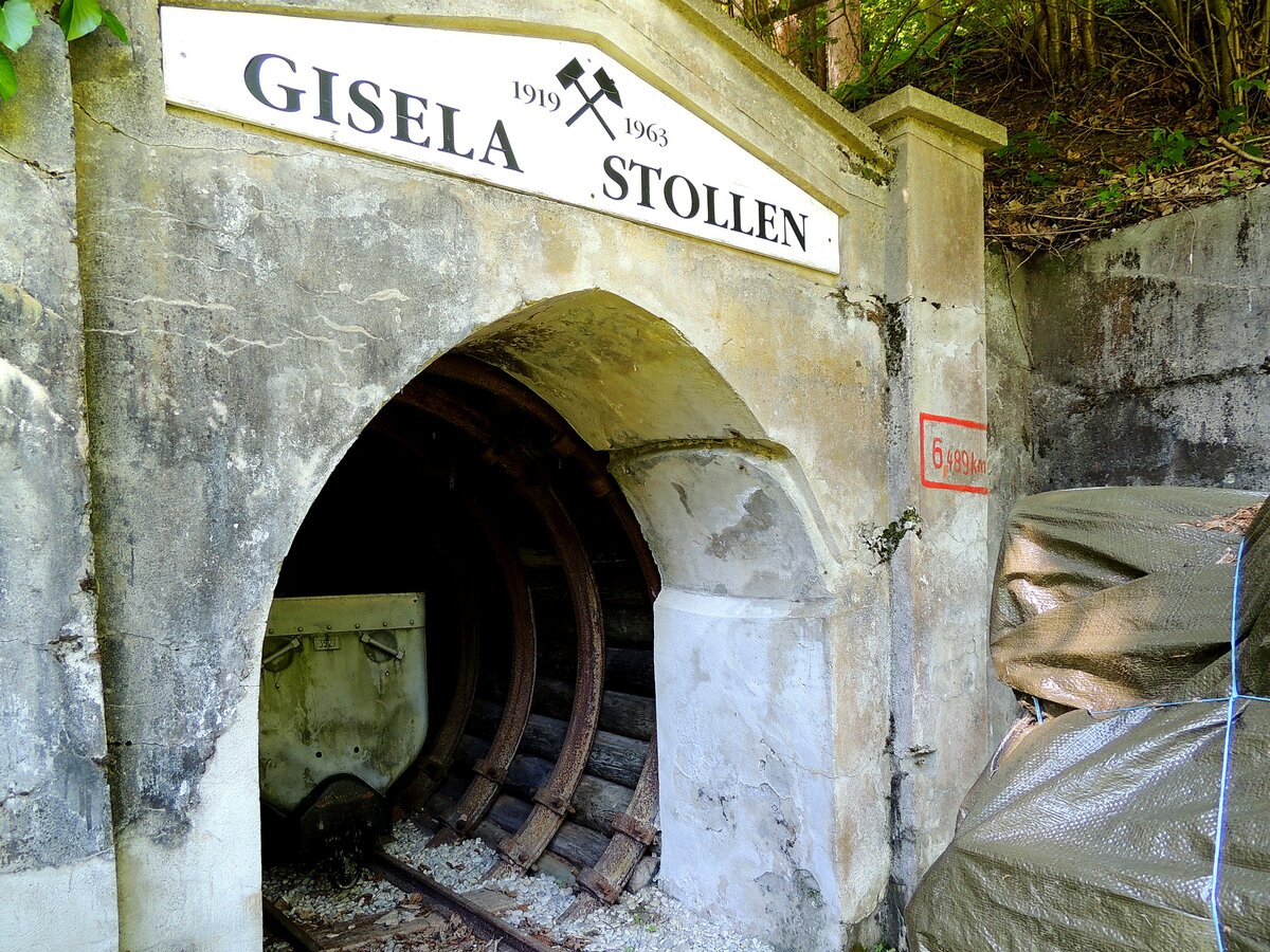 GISELA-STOLLEN 1919-1963; befindet sich sozusagen auf  Privat-Grundstück , daher konnte nur ein Blick über den Zaun geworfen werden; 170526