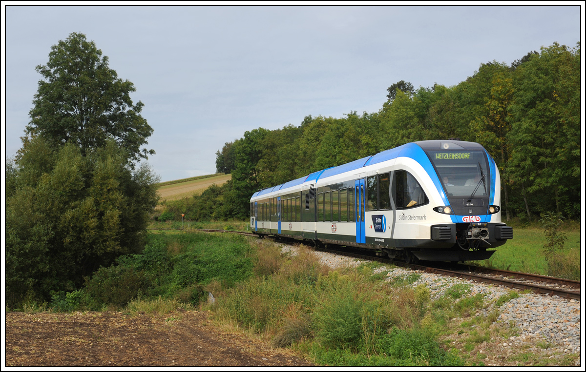 GKB 5063 008 als Pendelfahrt SR 17673 von Ernstbrunn nach Wetzleinsdorf, aufgenommen kurz nach Naglern am 15.9.2013.


