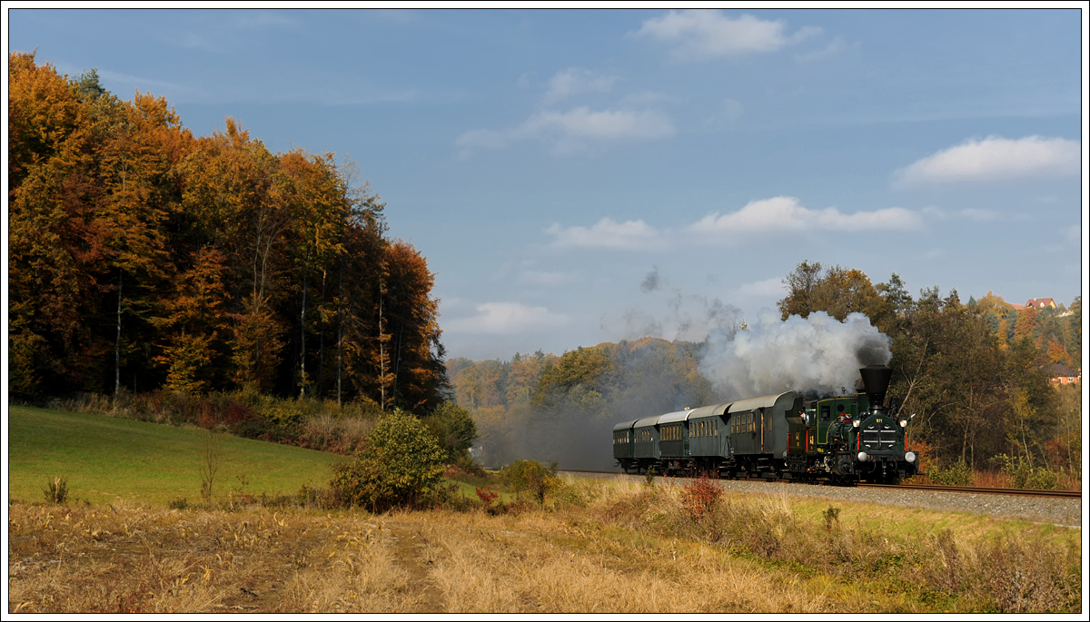 GKB 671 (BJ 1860) am 26.10.2015 mit ihrem Spz 8521 von Graz nach Deutschlandsberg, rund 1,5 Kilometer nach der Haltestelle Oisnitz/St. Josef aufgenommen.