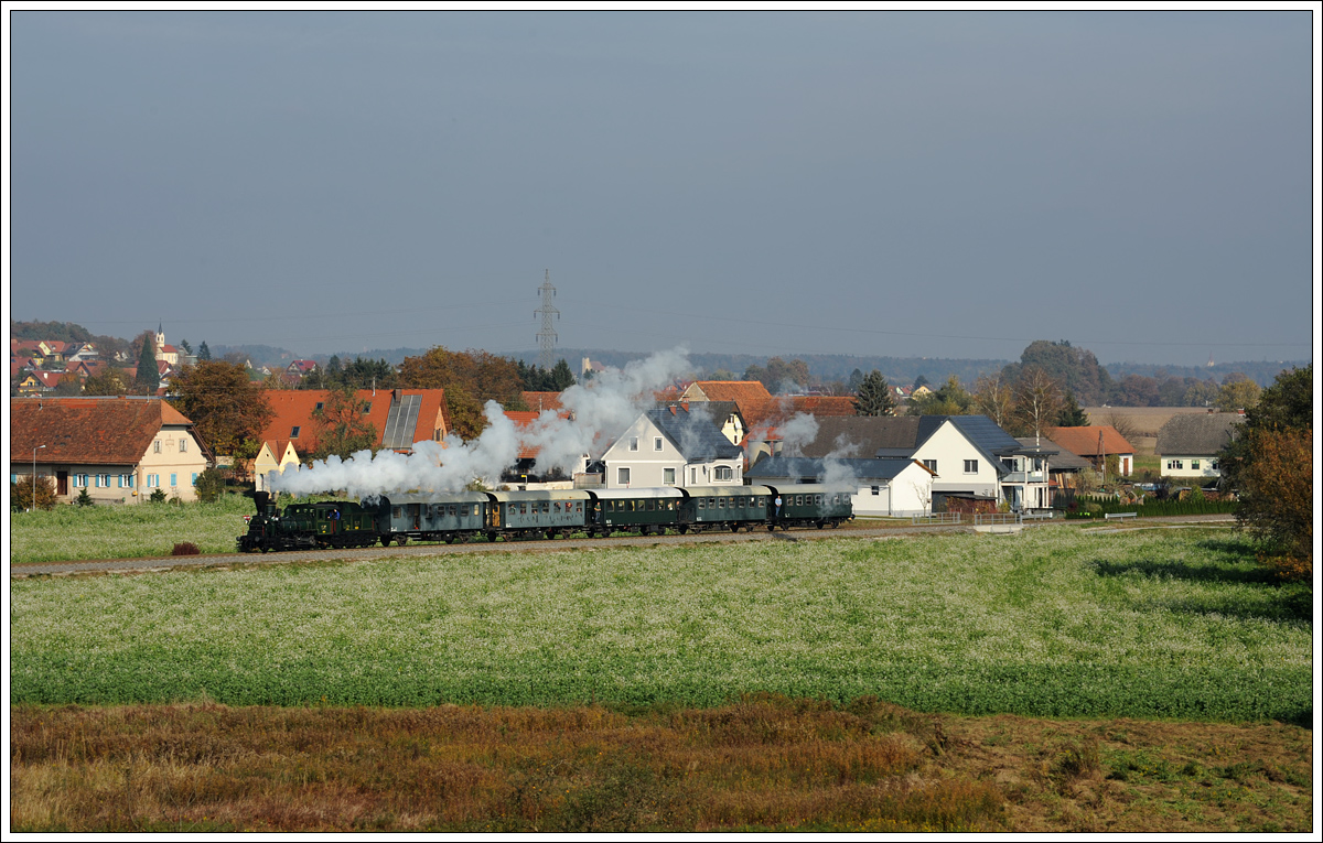 GKB 671 (BJ 1860) am 26.10.2015 mit ihrem Spz 8521 von Graz nach Deutschlandsberg wenige Meter vor der Haltestelle Gussendorf aufgenommen.