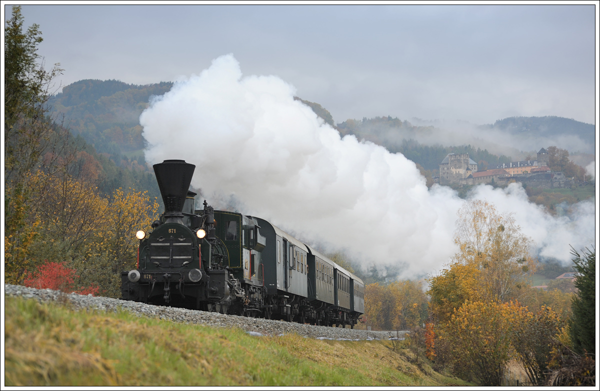 GKB 671 mit ihrem LPZ 8521 am 26.10.2016 auf der Leibenfelder Höhe mit Blick auf die Burg Deutschlandsberg aufgenommen. Wir hatten ziemliches Glück, dass genau der Blick auf die Burg nicht von der Dampffahne verdeckt wurde. 