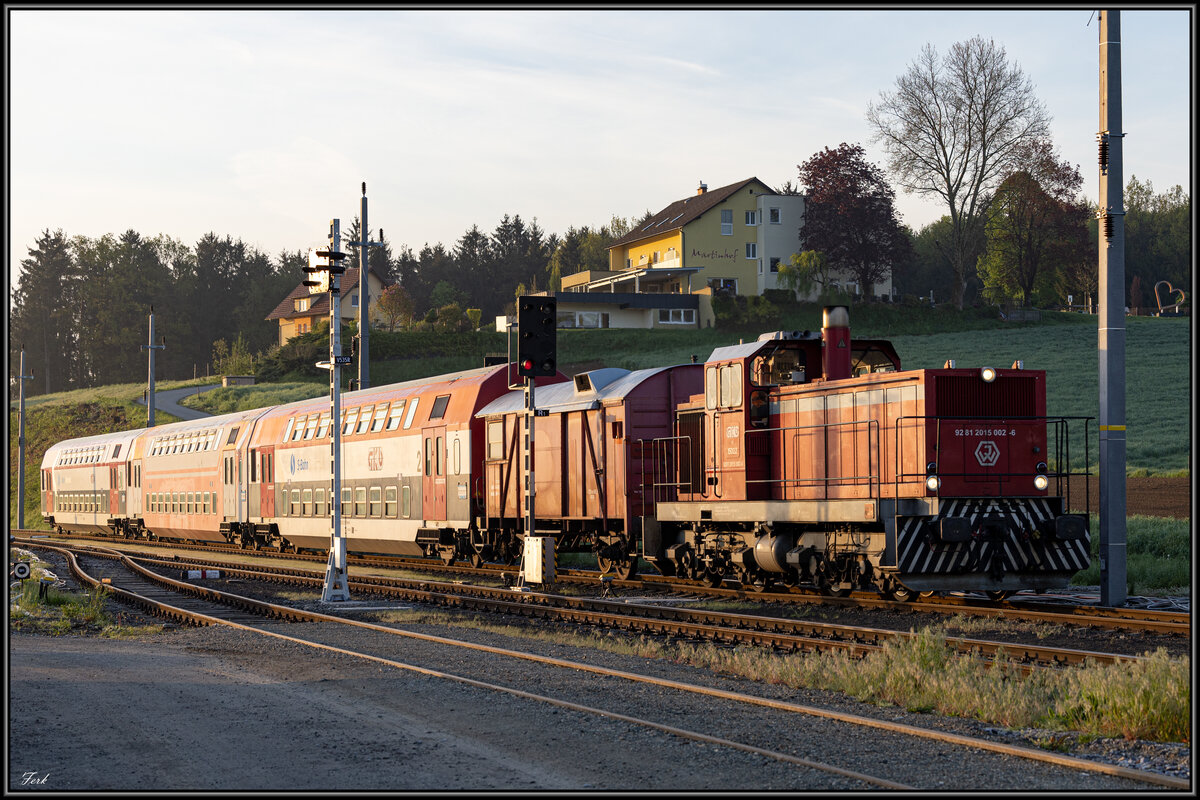 GKB DH 1500.2 erreicht am Morgen des 5. Mai 2023 den Bahnhof St. Martin im Sulmtal Bergla. 
Am Haken den  Diho  einen umgebauten GS der zur Energieerzeugung für die Doppelstockwagen dient. Er kommt zum Einsatz wenn einer der Steuerwagen nicht zur verfügung steht. 