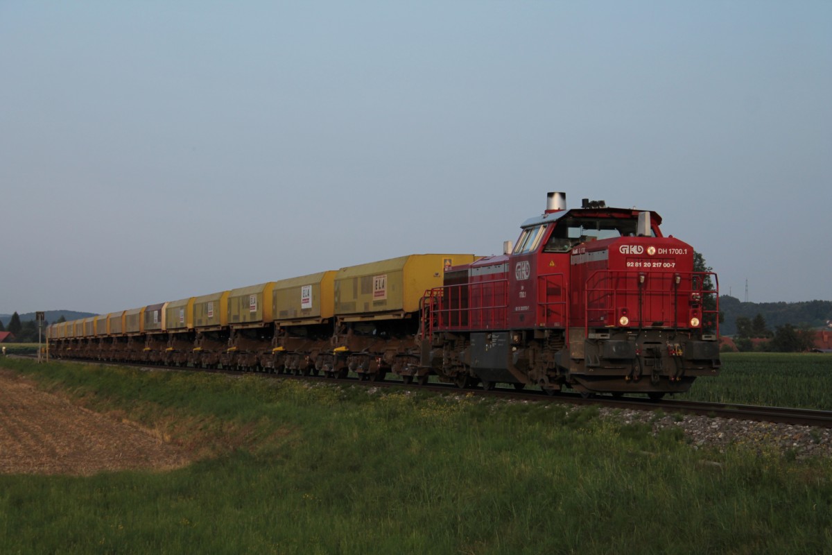 GKB DH 1700.1 am 12. Juli 2013 vor dem Bahnhof Frauental-Bad Gams unterwegs mit einen Leerwagenzug zur Baustelle des Koralmtunnels in Deutschlandsberg.