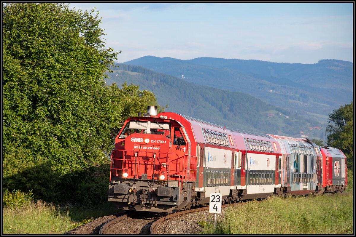 GKB Dh 1700.1 hilft nur im Ausnahmefall vor Personenzügen . 
An diesem 27.Mai2021 zieht sie den R4354 mit der kalten 2016.922 in richtung Graz bei Groß Sankt Florian. 