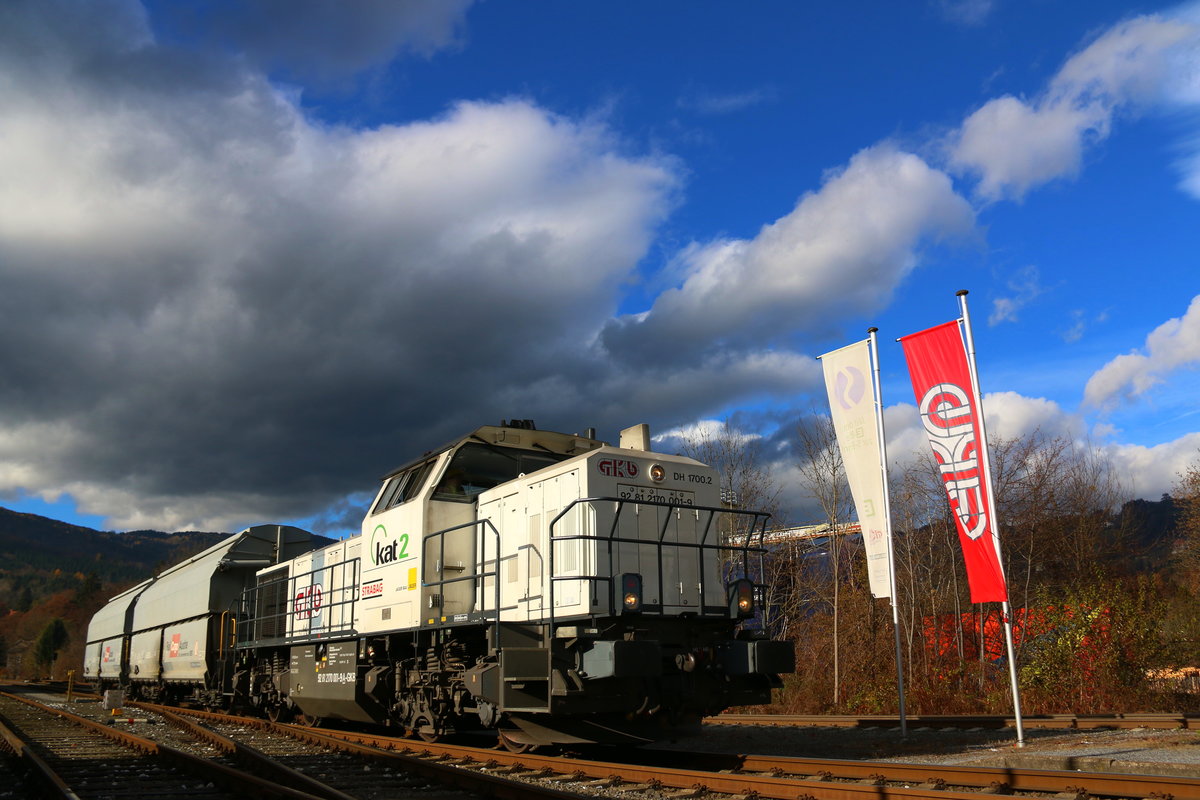 GKB DH 1700.2 dient als Werbeträger für das größte Bau-Los der Koralmbahn KAT 2 ( dem größeren Teil des Tunnelvortriebes) 
Nach-wievor wird die Anschlussbahn Leibenfeld mit Gütern für den weiterbau bedient. Hier in Deutschlandsberg am 18.11.2016 mit 2  Perlkieswagen     