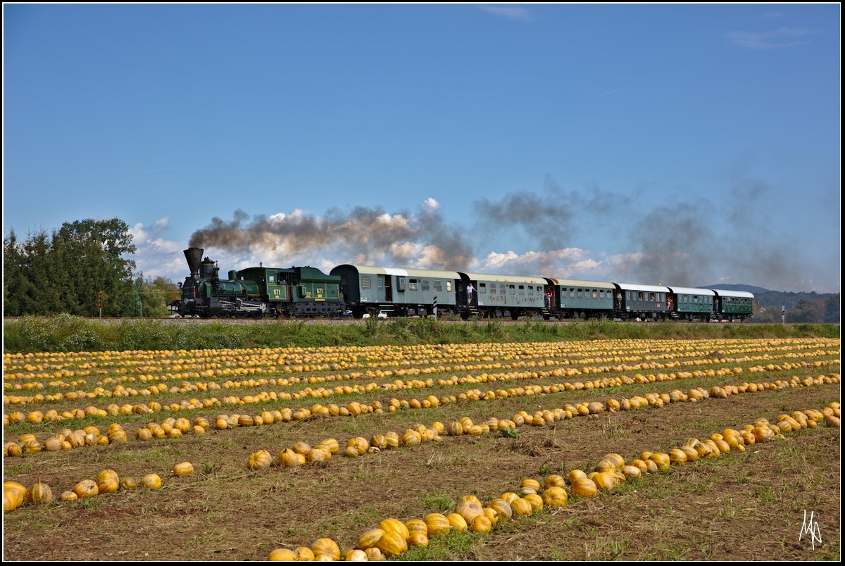 GKB Sonderzug nach Köflach, bespannt mit der 1860 gebauten Dampflokomotive 671. Entstanden ist die Aufnahme zwischen Söding-Mooskirchen und Köppling. (15.09.2018)
