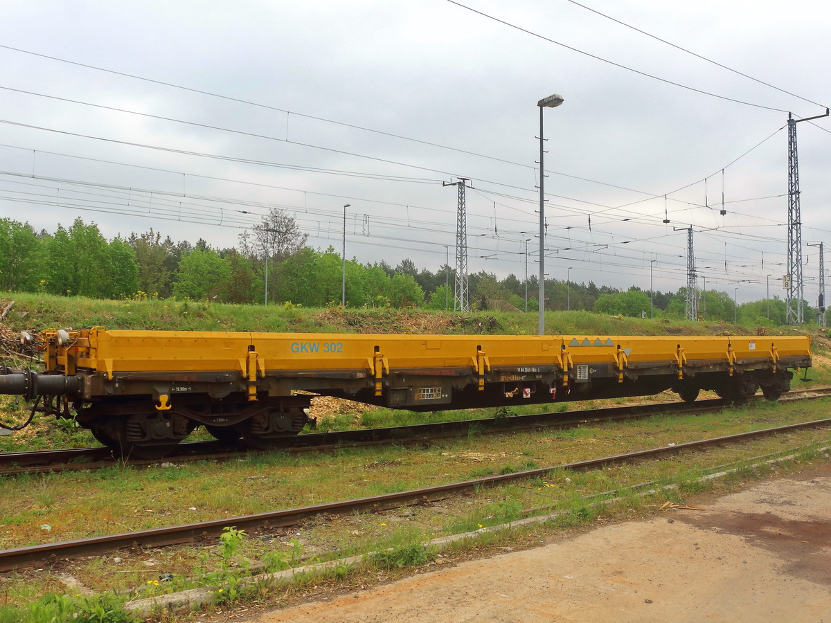  GKW302  der DB Bahnbau Berlin, Bauart: Res-x 687   31 80 3939 450-3 steht am 12. Mai 2021 im Güterbahnhof Berlin Grünau.

