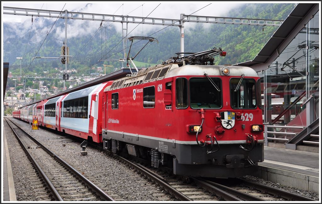 Glacie Express 903 mit der Ge 4/4 II 629  Tiefencastel  im Bahnhof Chur. (09.05.2015)