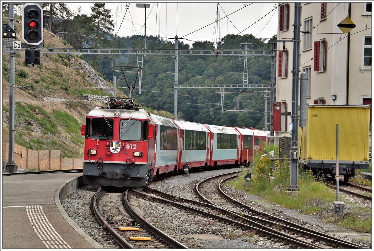 Glacier Express 900 mit der Ge 4/4 II 612  Thusis  legt sich in Reichenau-Tamins in die Kurve. (21.07.2017)