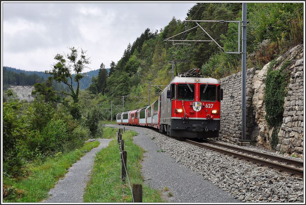 Glacier Express 900 mit Ge 4/4 II 627  Reichenau-Tamins  unterhalb von Trin. (19.08.2015)