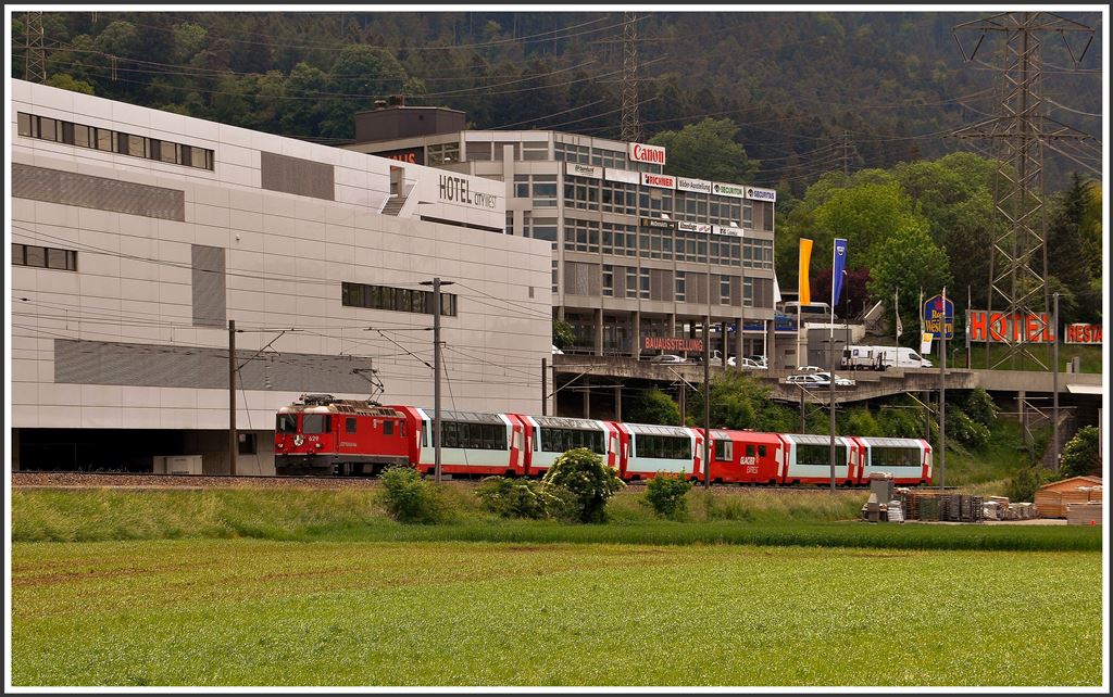 Glacier Express 902 aus Zermatt mit Ge 4/4 II 629  Tiefencastel  erreicht Chur. (24.05.2015)