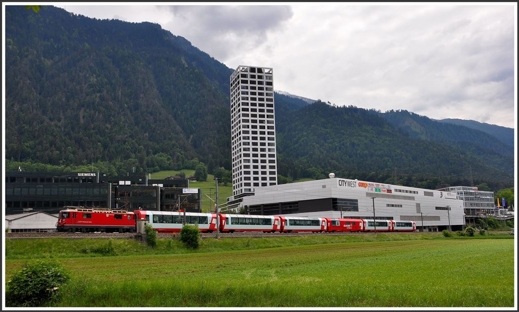Glacier Express 902 mit der Ge 4/4 II 629  Tiefencastel  in Chur West. (24.05.2015)