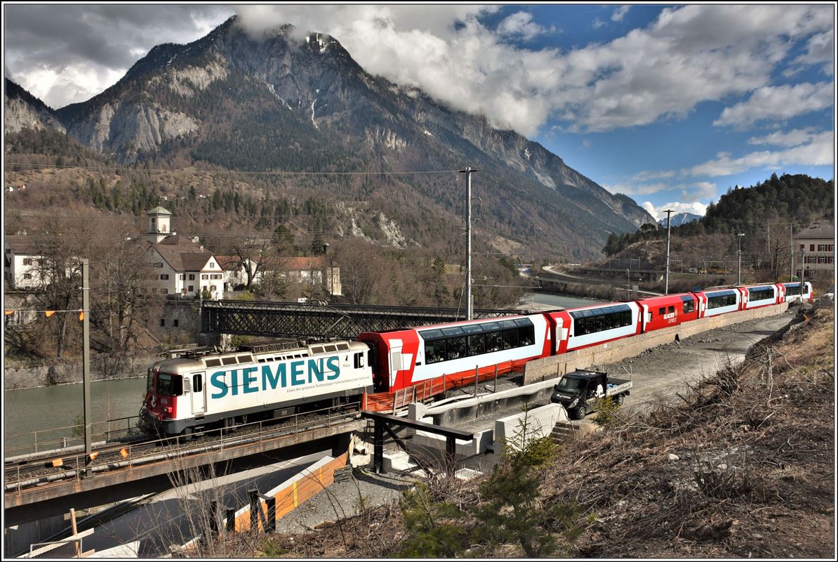 Glacier Express 903 mit Ge 4/4 II 617  ILanz  bei der Baustelle zur zweiten Hinterrheinbrücke in Reichenau-Tamins. (05.04.2018)