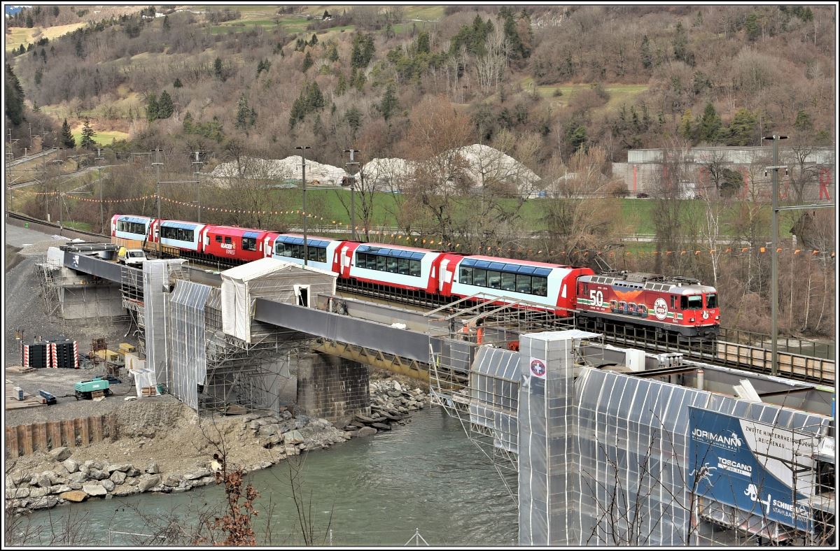 Glacier Express 903 mit Ge 4/4 II 617  ILanz  bei der Baustelle zur zweiten Hinterrheinbrücke in Reichenau-Tamins. (05.04.2018)