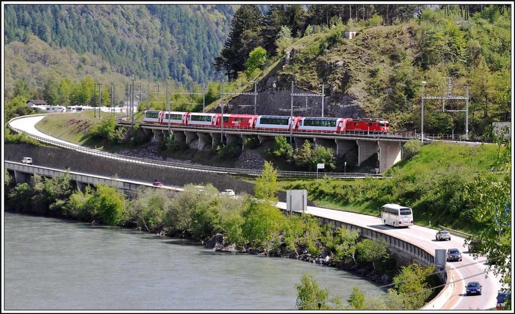 Glacier Express 903 mit Ge 4/4 II 628  s-chanf  in Reichenau-Tamins. (01.05.2014)