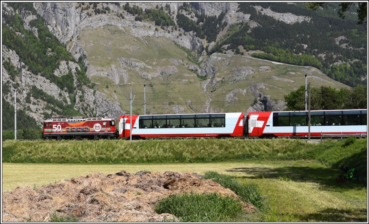 Glacier Express 903 nach Zermatt  mit Ge 4/4 II 617  Ilanz  bei Felsberg. (08.05.2018)