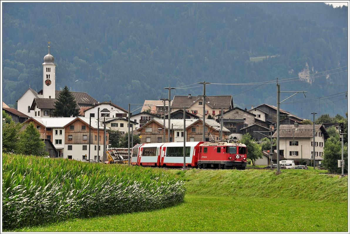 Glacier Express 904 mit Ge 4/4 II 614  Schiers  legt sich in Castrisch in die Kurve. (21.07.2017)