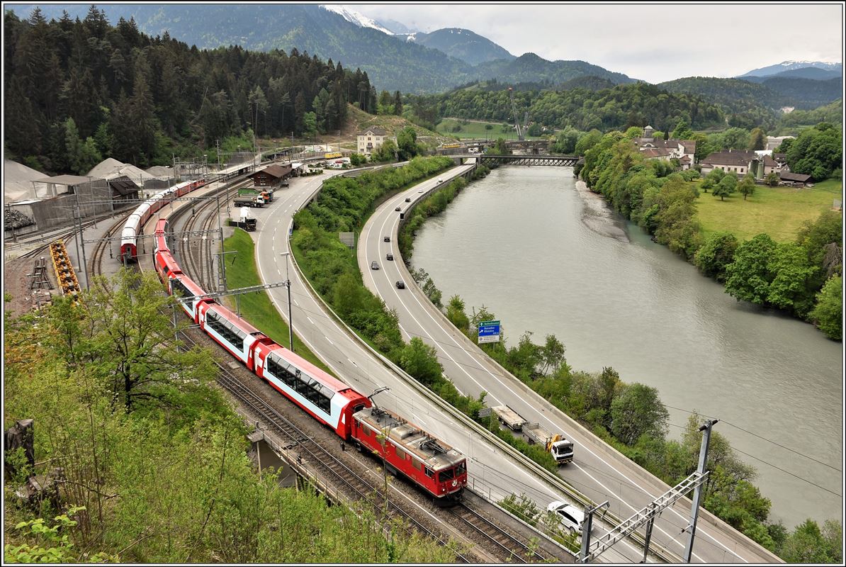 Glacier Express 905 mit der Ge 4/4 I 603  Badus  begegnet im Bahnhof Reichenau-Tamins dem IR1137 nach St.Moritz. (02.05.2018)