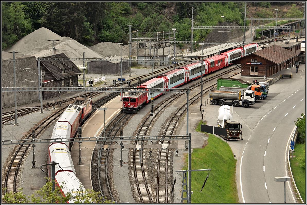 Glacier Express 905 mit der Ge 4/4 I 603  Badus  begegnet im Bahnhof Reichenau-Tamins dem IR1137 nach St.Moritz. (02.05.2018)