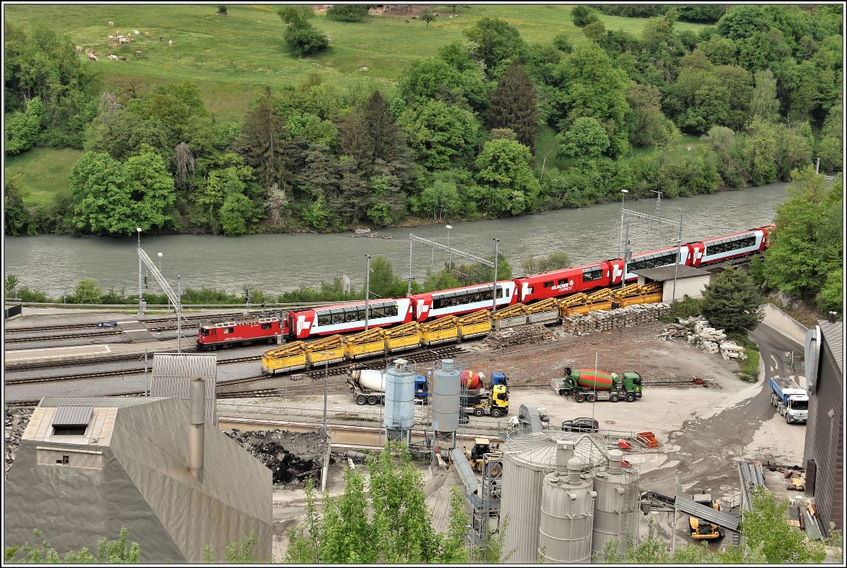 Glacier Express 905 mit Ge 4/4 II 628  S-chanf  bei der Durchfahrt in Reichenau-Tamins. (02.05.2018)