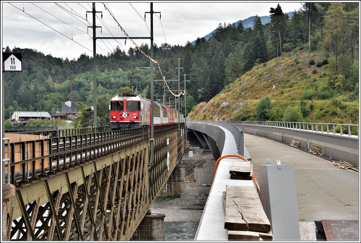 Glacier Express 905 mit Ge 4/4 II 611  Landquart  auf der Hinterrheinbrücke bei Reichenau-Tamins. Im Gegensatz zur bestehenden Brücke weist die neue Brücke eine Krümmung auf. (21.07.2018)