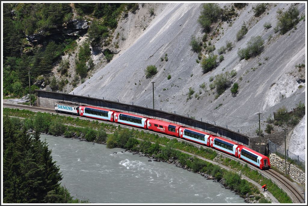 Glacier Express 905 mit Ge 4/4 II 616  Filisur  bei Trin. (07.06.2015)