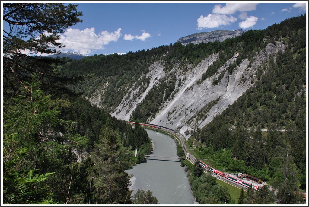 Glacier Express 905 mit der Ge 4/4 II 616  Filisur  wartet in Trin auf den Re 1245 mit Ge 4/4 II 627  Reichenau-Tamins . (07.06.2015)