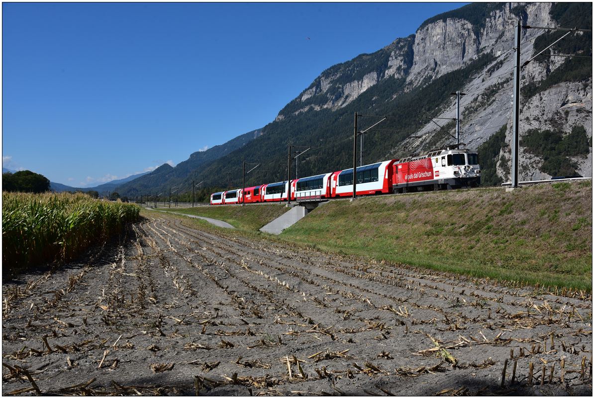 Glacier Express 905 nach Chur mit Ge 4/4 II 633  Zuoz  bei Felsberg. (08.06.2018)