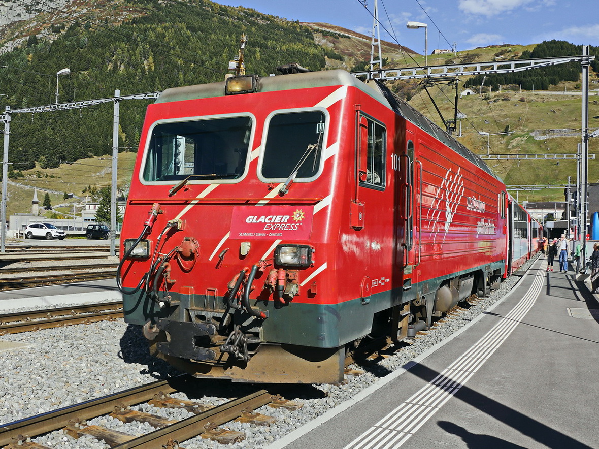 Glacier Express mit Lok 101 am 13. Oktober 2019 in Andermatt.