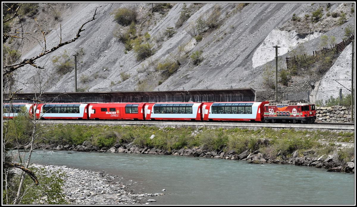 Glacier Express PE900 mit Ge 4/4 II 617  Ilanz  bei Trin.  (14.05.2019)