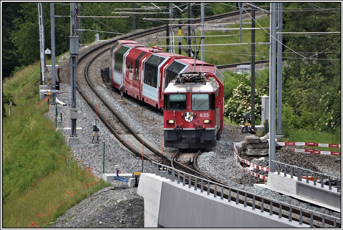 Glacier Express PE902 aus Zermatt schwenkt über die provisorische Verbindung auf die neue Hinterrheinbrücke ein. Zuglok ist Ge 4/4 II 625  Küblis . (11.06.2019)