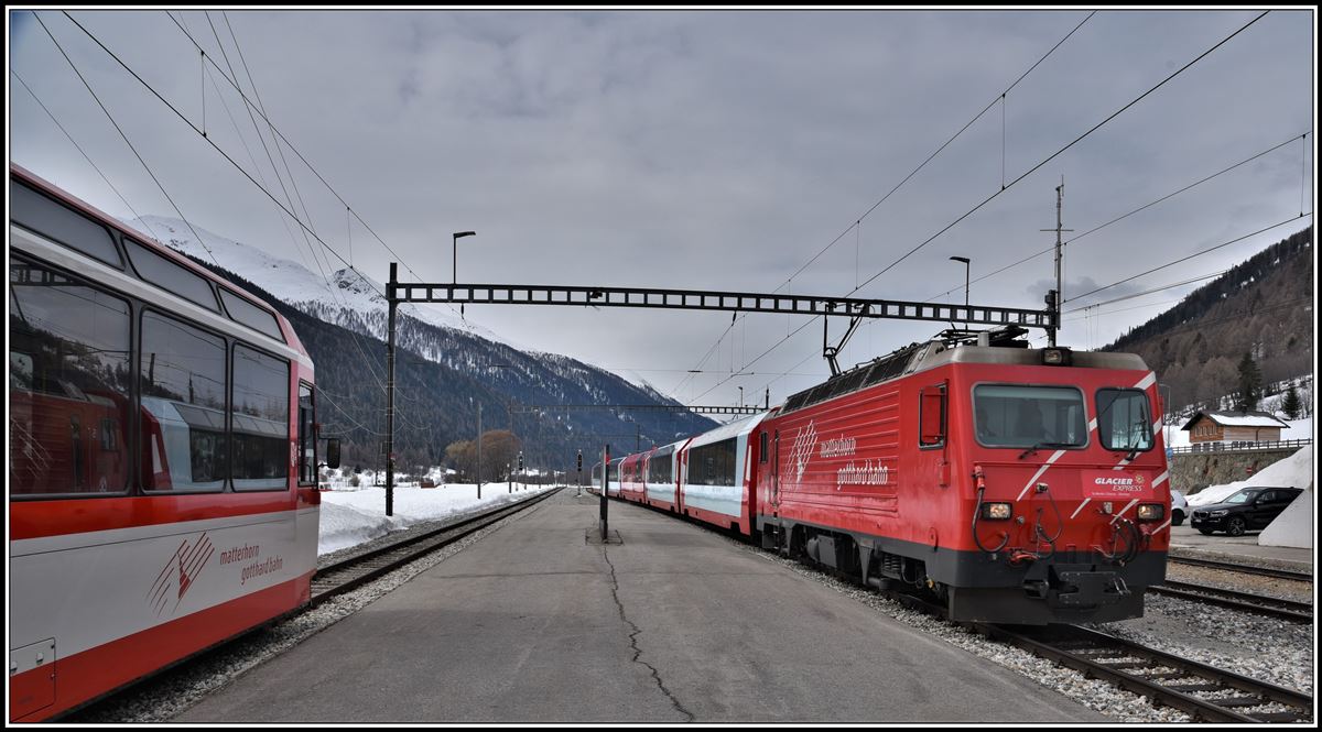 Glacier Express PE902 kreuzt in Oberwald den R537 nach Visp. (10.04.2019)