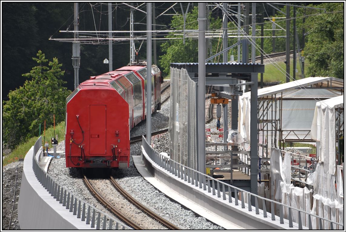 Glacier-Express PE902 mit Ge 4/4 II 625  Küblis  in Reichenau-Tamins. Schlusswagen ist die neue Excellence-Class. (11.06.2019)