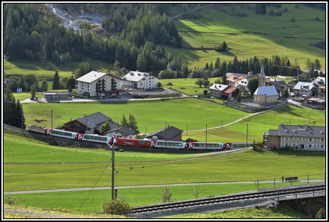 Glacier Express PE902 mit der Ge4/4 II 622  Arosa  oberhalb Bergün. (30.09.2019)