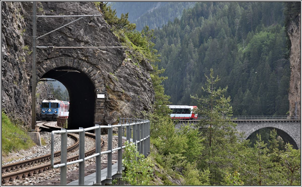 Glacier Express PE905 mit Ge 4/4 II 619  Samedan  hat soeben den Landwasserviadukt überquert. Gesehen durch den kurzen Zalainttunnel zwischen Filisur und Alvaneu. (10.06.2019)