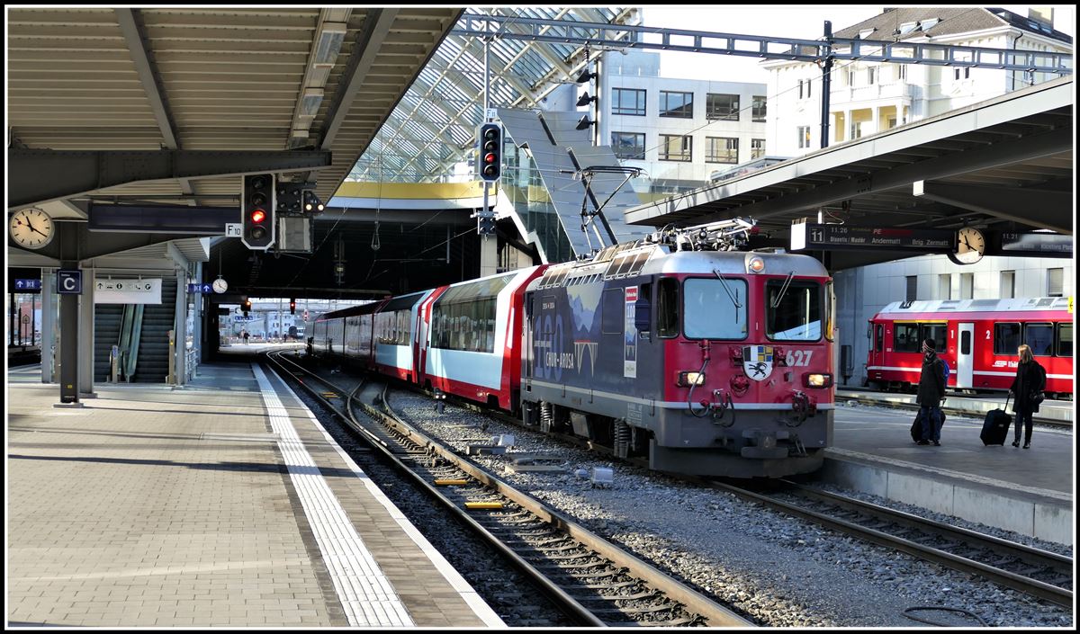 Glacier Express PE923 aus St.Moritz mit der Ge 4/4 II 627  Reichenau-Tamins  erreicht Chur. (28.12.2018)