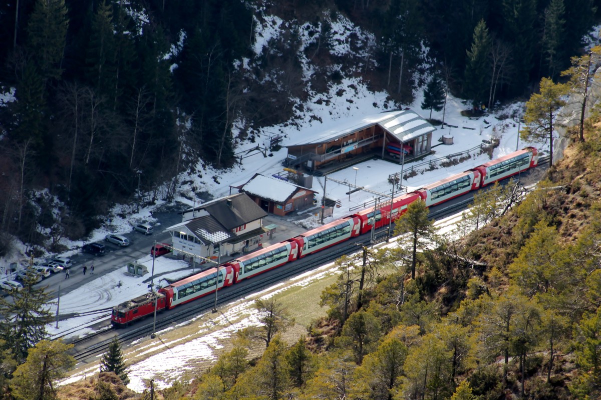 Glacier-Express wartet auf den Gegenzug in Versam-Safien. (08.03.15)