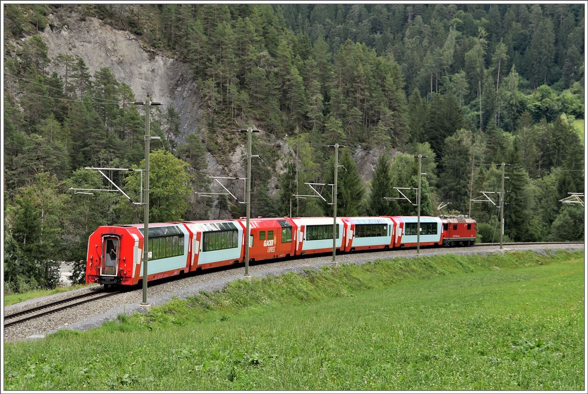 GlacierExpress 902 mit Ge 4/4 II 626  Malans  auf dem Weg nach Chur zwischen Valendas-Sagogn und Versam-Safien. (09.08.2017)
