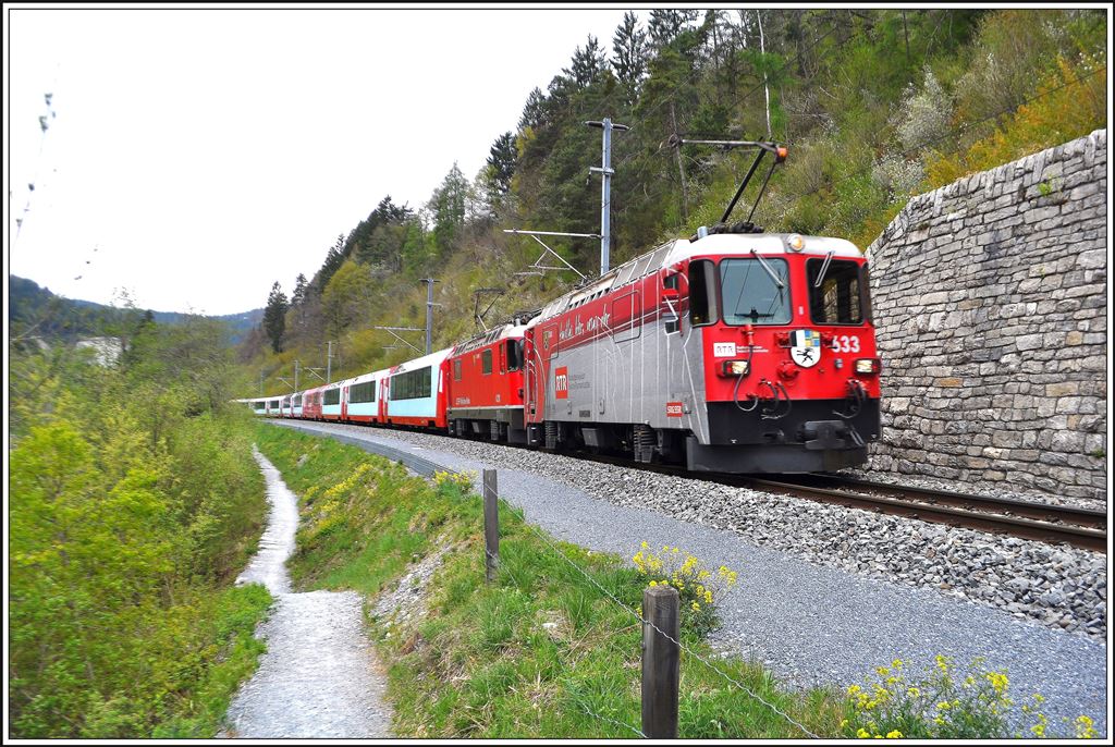 Glacierexpress 902 mit Ge 4/4 II 633  Zuoz  und 628  S-chanf  zwischen Trin und Reichenau-Tamins. (18.04.2014)
