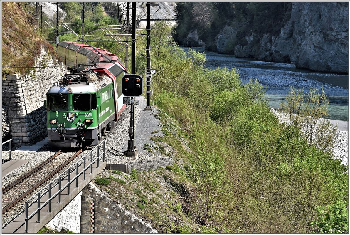 GlacierExpress 903 mit Ge 4/4 II 621  Felsberg  am Eingang zum Val Pintrun bei Trin.(14.04.2017)