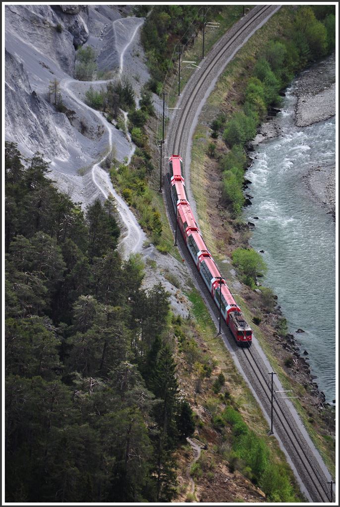 GlacierExpress 903 mit Ge 4/4 II 631  Untervaz  zwischen Valendas-Sagogn und Versam-Safien. (27.04.2015)
