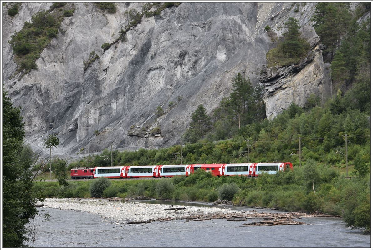 GlacierExpress 904 mit Ge 4/4 II 614  Schiers  auf dem Weg nach Chur zwischen Valendas-Sagogn und Versam-Safien. (09.08.2017)