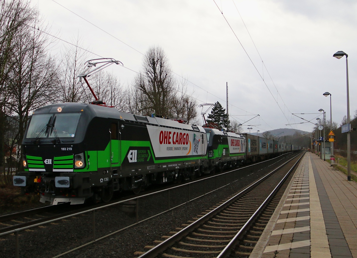 Glänzend neu: ELL 193 219 und 193 218 für OHE Cargo mit Containerzug in Fahrtrichtung Norden. Aufgenommen in Wehretal-Reichensachsen am 21.12.2014.