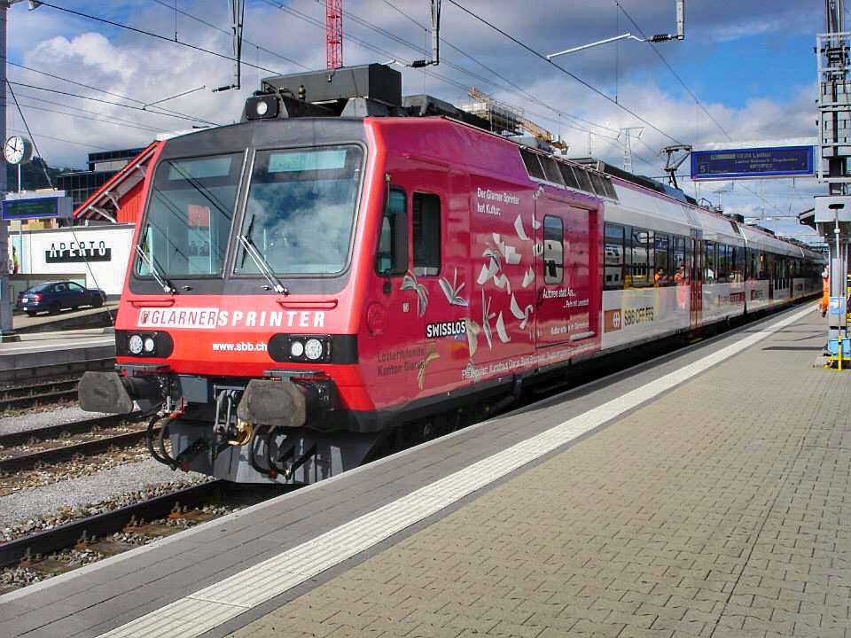 Glarner Sprinter Büchertriebwagen mit dem RE nach Linthal, am 21.5.13 im Bhf Pfäffikon SZ.