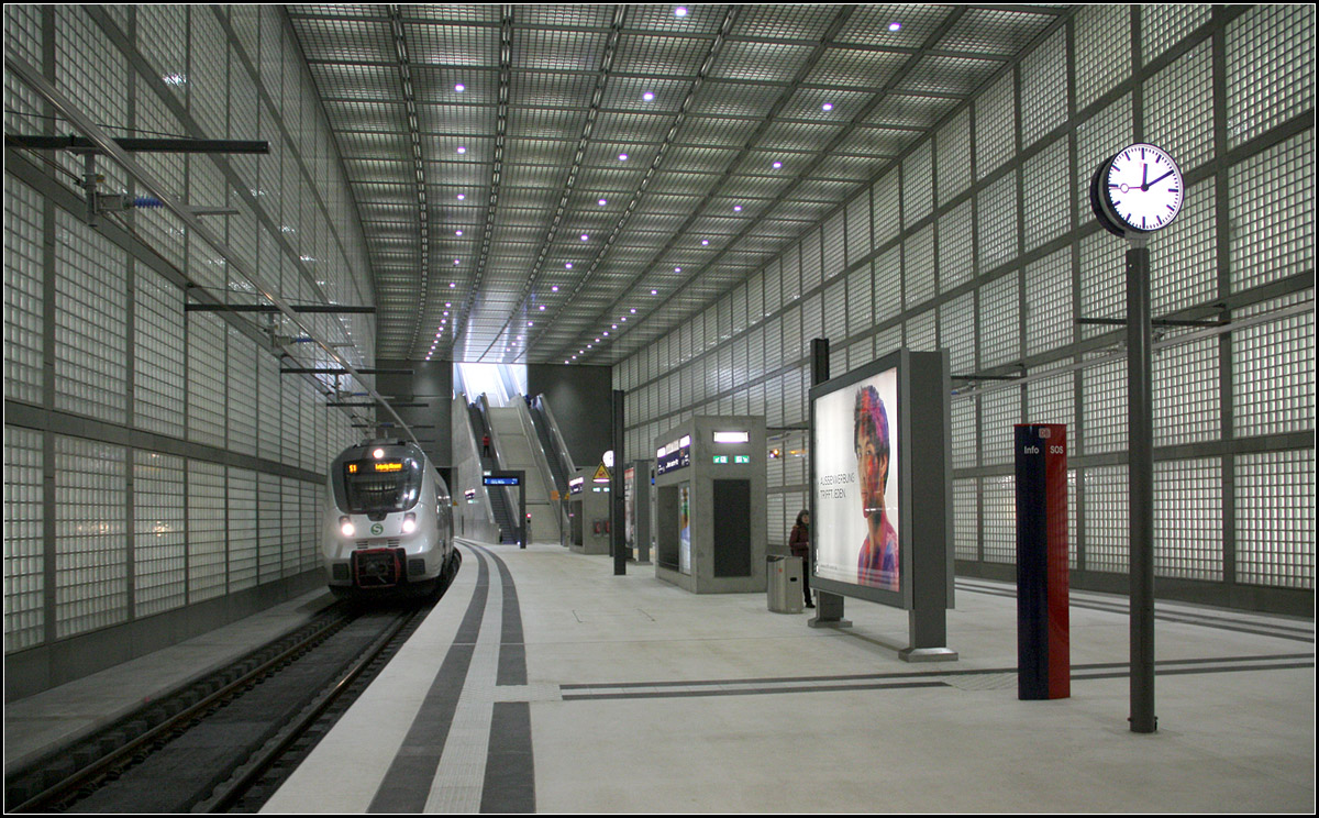 Glasbausteine im Quadrat - 

Die Wände und Decke der hohen Bahnsteighalle sind mit Glasbausteinen verkleidet, wobei an der Decke keine echten Quadrate geformt werden, da die Station in einer Krümmung liegt. S-Bahnstation  Wilhelm-Leuschner-Platz  in Leipzig. Architekt: Max Dudler.

http://www.maxdudler.com/142-0-S-Bahnstation+Leipzig.html

02.02.2014 (M)