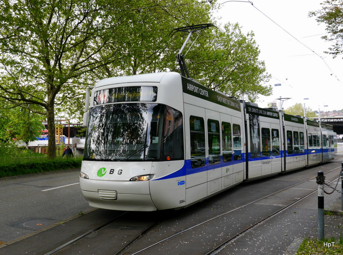 Glattalbahn - Tram Be 5/6 3064 unterwegsauf der Linie 10 in der Stadt Zürich am 15.05.2016