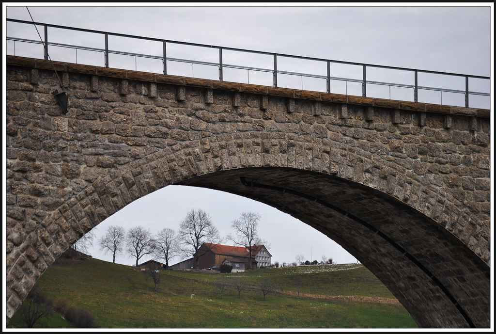 Glattviadukt in Herisau mit typischem Appenzeller Bauernhaus. (16.01.2014)