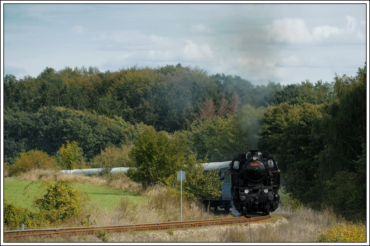 Glaubt man gar nicht, welchen Hammersound die  kleine  433 001 hat. Hier zwischen Černý Dub und Vrábče mit ihrem Sonderzug OS 28863 von Budweis nach Krumau an der Moldau am 22.9.2018.
