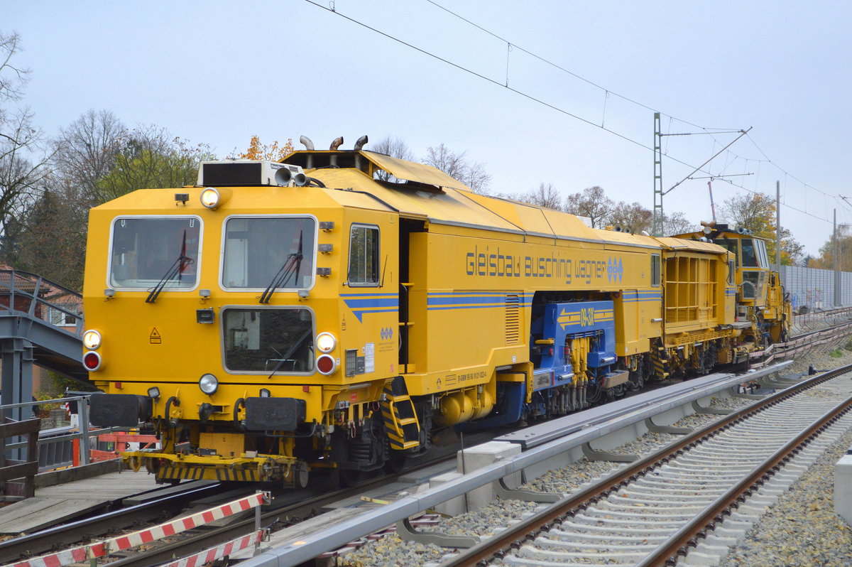 Gleibau Busching Wagner GmbH (GBW) mit ihrem P & T Stopfexpress 09-3X (D-GBW 99 80 9121 022-4) + Schotterplaniermaschine P&T Typ SSP 110 SW (99 80 9425 024-9 D-GBW) am 06.11.20 Berlin-Karow Richtung Bernau.