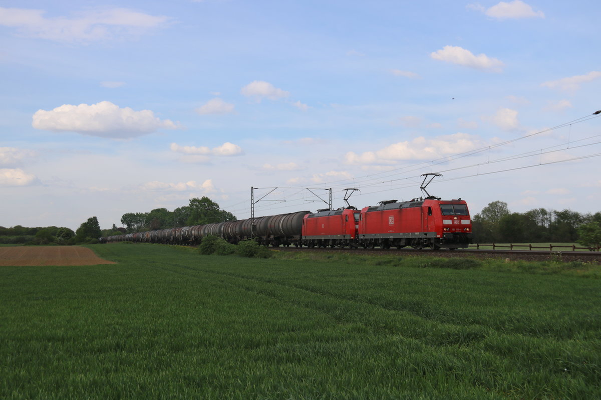 Gleich 2 Loks der Baureihe 185 ziehen den etwa 3000t schweren Kesselzug aus Aachen kommend in Richtung Süden.